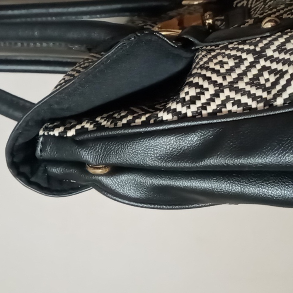 Apt 9 Black and Cream Woven Expandable Purse w Wooden Clasp Bead - Picture 6 of 9